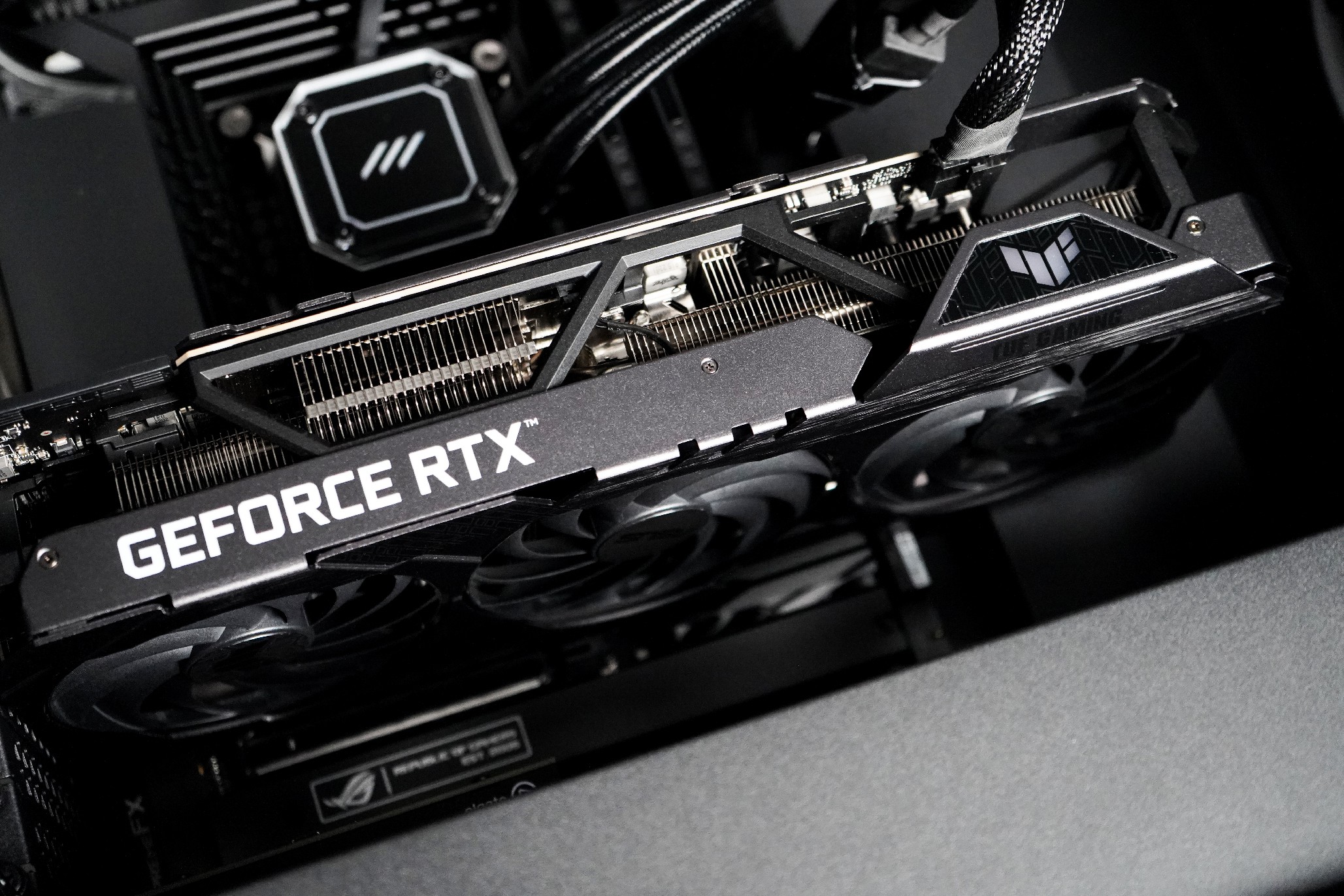 Das Grafik-Herzstück der neuen 4Players-Testmaschine: Die Asus TUF OC Geforce RTX 3090 Ti.  