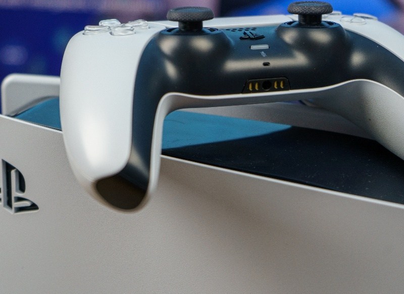 PS5-Controller und -Konsole