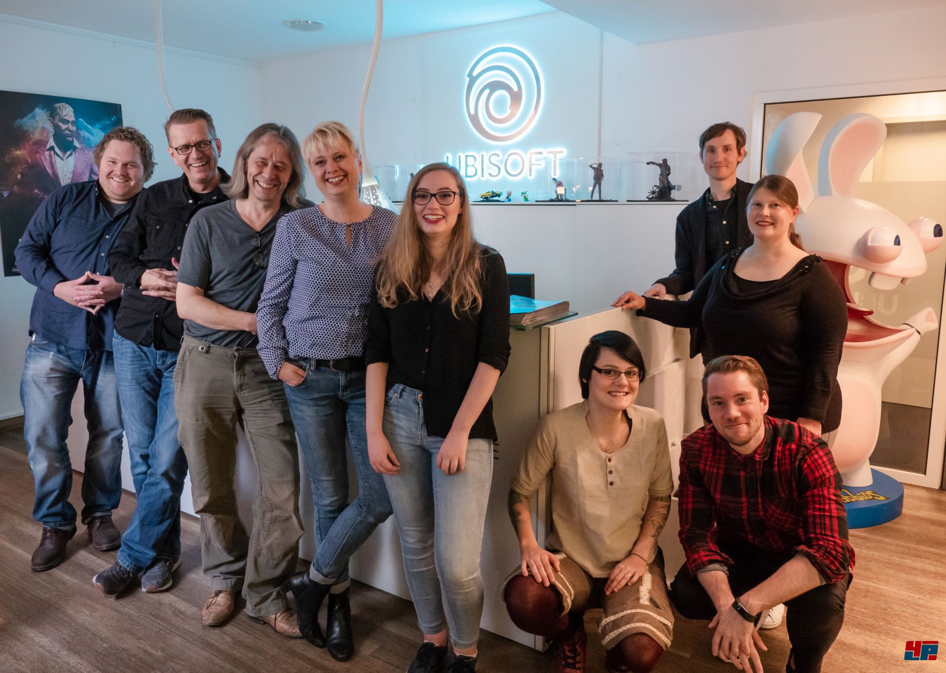 Auf dem Bild - von links nach rechts: Karsten Lehmann; Public Affairs Manager bei Ubisoft Blue Byte und Verantwortlicher der Campus-Initiative; Andrej Maibaum; HR Director Ubisoft Blue Byte; Wolfgang Walk; Beirat des Gaming-Aid e.V. und Koordinator des Projekts; Svenja Bhatty; Vorstandsvorsitzende Gaming-Aid e.V.; Alba Pläp-Golfe; Stipendiatin; Sabrina Auer; Ubisoft Blue Byte Public Affairs Associate; Dr. André Czauderna; Program Manager des Cologne Game Lab; David Meuter; Studio Communications Manager Ubisoft Blue Byte - kniend vorne rechts; Nadine Krüger; Ubisoft Blue Byte; Manager Talent Development & Studio Vibe