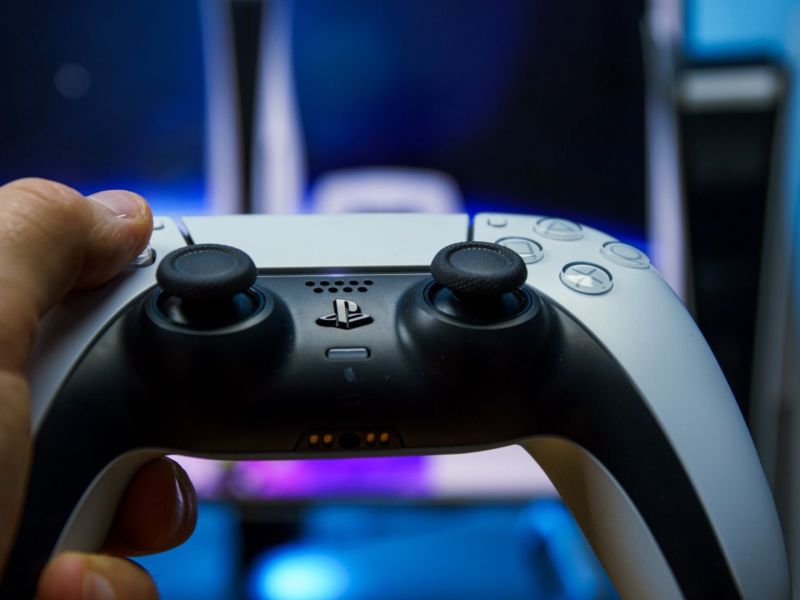 Eine Person hält einen PS5-Controller in der Hand