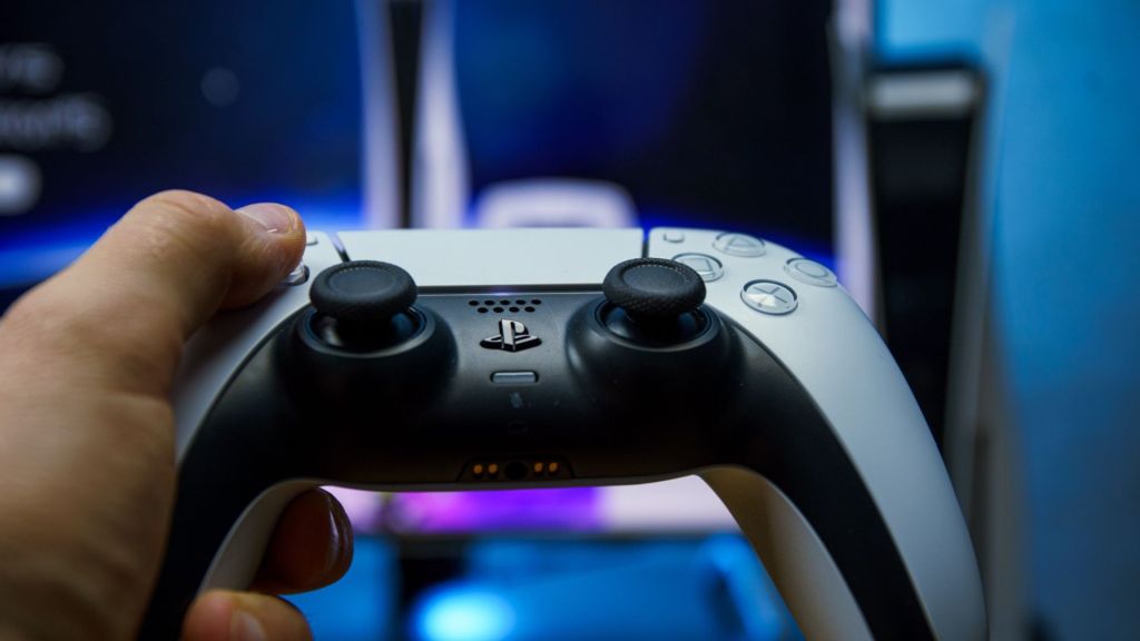 Eine Person hÃ¤lt einen PS5-Controller in der Hand