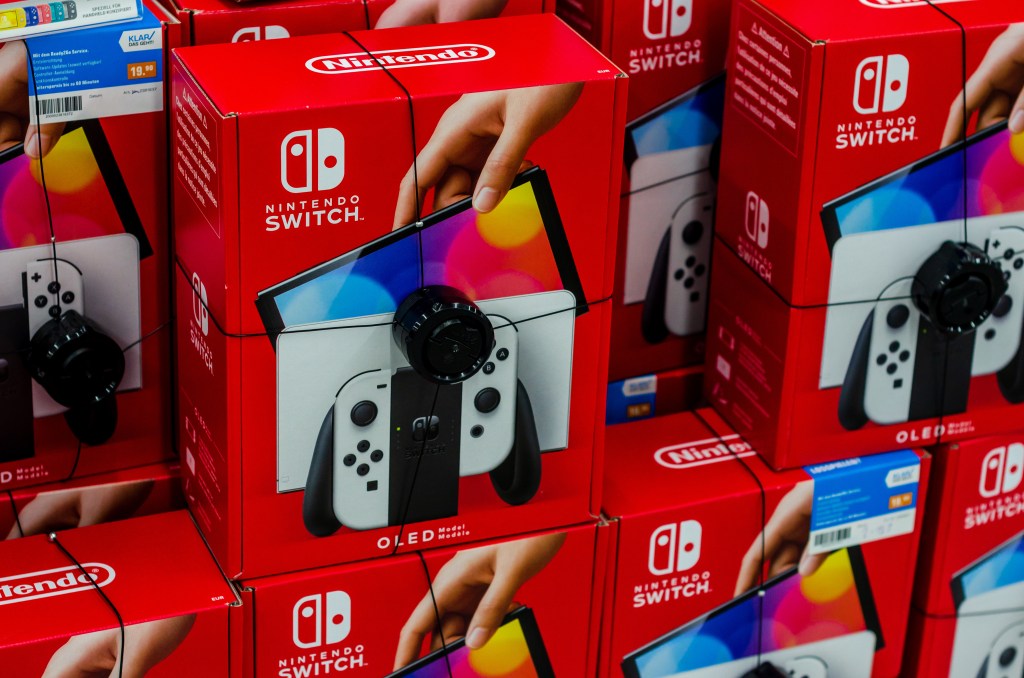 Bild von Nintendo Switch Konsolen in Laden