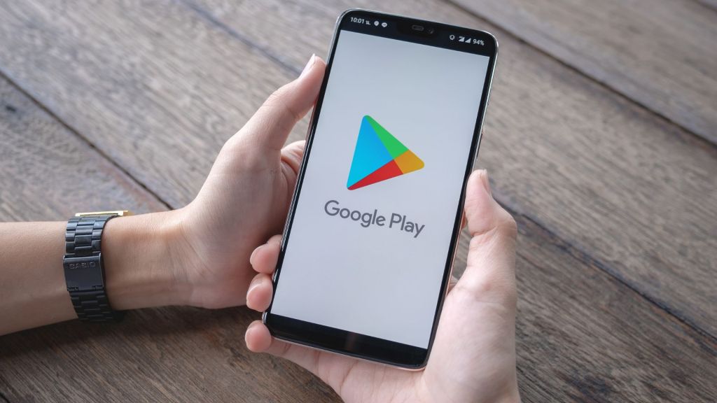 Person hÃ¤lt ein Handy mit dem Loge des Google Play Store in den HÃ¤nden.